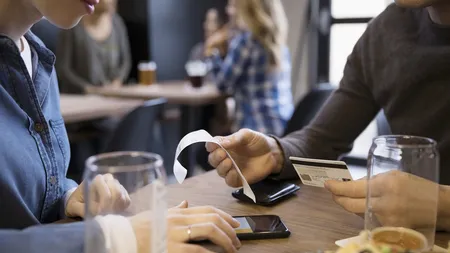 Un client din Cluj-Napoca a fost șocat când a primit nota de plată într-un restaurant. Ce taxă i-a fost adăugată pe nota de plată