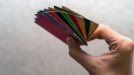 Românii cad în această capcană și în 2023. La ce trebuie să fiți atenți dacă aveți un card de credit
