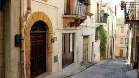 Incredibil! O femeie a cumpărat 3 case cu doar 3 dolari. Țara europeană unde casele se dau aproape gratis