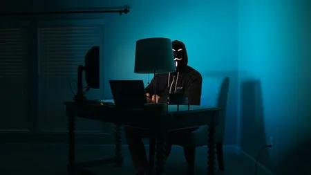 Românii, păgubiți de hackeri. Ce presupune noua fraudă. Avertismentul Poștei Române cu privire la infractorii informatici