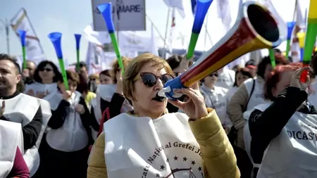 Iată cine are de câștigat, cu adevărat, de pe urma grevei generale din Educație! Vânzarea vuvuzelelor în Piața Victoriei a avut un întreg succes