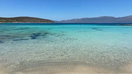 FOTO + VIDEO| „Hawaii de Grecia” atrage turiștii ca un magnet! Cum poți să ajungi pe insula paradis