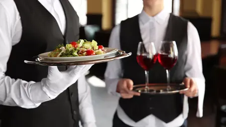 Cine câștigă mai mult? Diferența surprinzătoare dintre salariul unui ospătar din Parlament și un profesor român