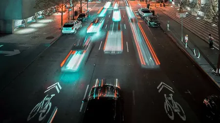 Legea care aduce restricții de acces pentru mașini în anumite zone urbane! Proiectul legislativ prevede măsuri de „calmare a traficului”. Care sunt orașele aglomerate