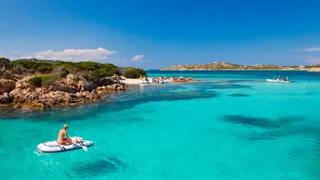 O insulă luxoasă din Italia îţi dă bani ca să te muţi acolo. Care sunt condiţiile puse