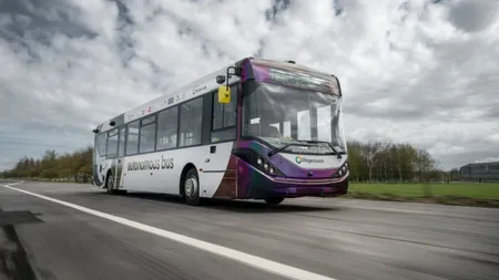 Premieră în Marea Britanie! Prima linie de autobuze care se conduc singure!