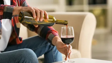 Cercetătorii şi nutriţioniştii au convenit: este mai sănătos să consumi alcool moderat, decât să nu bei deloc