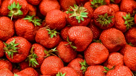 De ce să speli căpșunile în apă cu sare înainte de a le mânca. Trucul care te scapă de o mare problemă