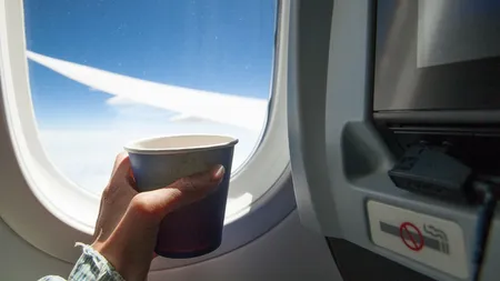 De ce nu e bine să bei cafea în avion. Însoțitorul de zbor nu îți va spune aceste lucruri niciodată