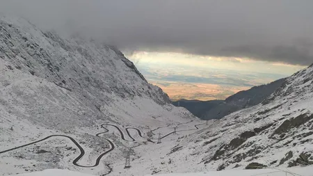 Când se deschide Transfăgărășan. Autoritățile fac ultimele deszăpeziri. Zăpada trece de 2 metri în unele zone