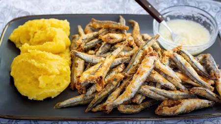 Cât a ajuns să coste o porție de hamsii cu mămăliguță în Mamaia. Prețuri exorbitante pe litoralul românesc