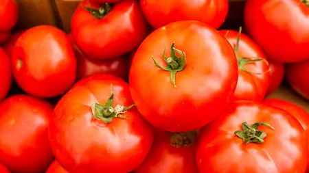 Cât au ajuns să coste roşiile lângă Bucureşti. Se vând pe marginea drumului FOTO