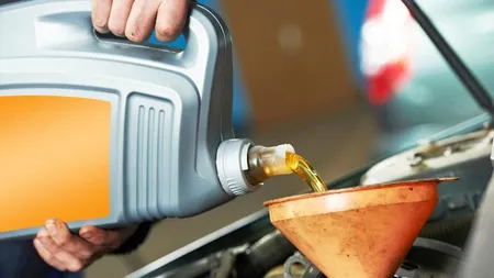 La ce interval trebuie schimbat uleiul de motor. Ce riscă șoferii care lasă să treacă prea mult timp între schimburile de ulei
