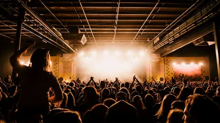 Ritmurile timpului: O călătorie prin evoluția trendurilor muzicale și a petrecerilor