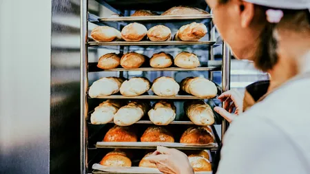 Salarii 2023. Un brutar poate încasa 800 de euro pe lună. Ce abilităţi poate să aibă un patiser pentru a prinde bonusuri