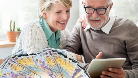 Pensii august 2023. Când intră banii pe card și cine primește 250 de lei în plus