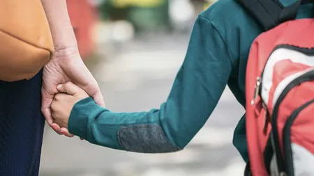 În ce condiții vor putea intra părinții în școlile în care învață copiii lor. Ce prevede noua legea a Educației