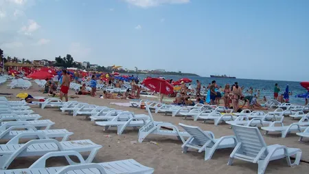Pasul și șezlongul! Disperarea turiștilor, din cauza șezlongurilor înghesuite de pe litoral „Nu cumva administratorul de plajă are obligația de a asigura și niste wc-uri?”