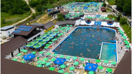 Unde se află Ștrandul fără fund, noua atracție a turiștilor. Oamenii merg să se trateze cu apă sărată