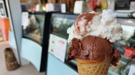 Salariu de 3500 de lei net pentru vânzător de înghețată pe litoral. Suma nu include procentul din vânzări