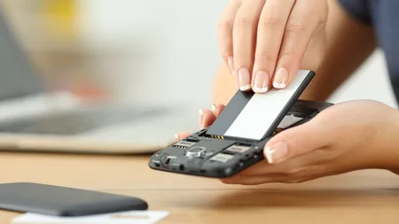 Toate telefoanele mobile trebuie să aibă baterii detașabile din 2027.  Motivul pentru care a fost adoptată această lege