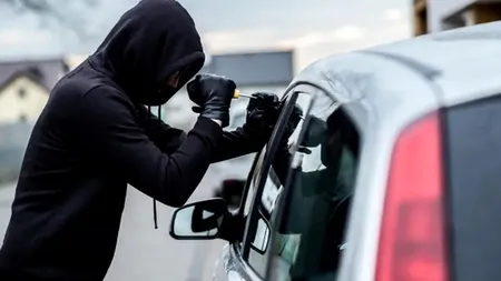 Noua metodă de spargere a maşinilor parcate în Bucureşti. Cum au furat trei bărbaţi aproape 200.000 de euro
