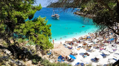 O româncă, revoltată după ce a mers pe cea mai populară plajă din Grecia: Ai plătit să stai pe șezlong, nu să fii singură pe insulă. Ce nemulțumire are femeia