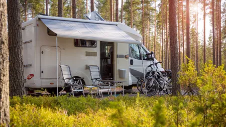 Românii pleacă tot mai des cu rulota în vacanţă. Preţurile pentru închirierea unei rulote pornesc de la 60 de euro/noapte