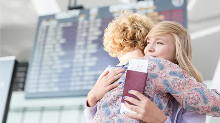 ANCHETĂ: Mai mult de 50% dintre părinții din străinătate nu pot veni să îşi petreacă concediul cu copiii lor rămași în România