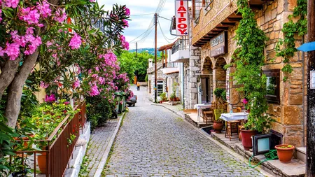 Ce a păţit o româncă în Grecia, în doar 5 minute, cât a intrat la supermarket. Apel disperat pe Facebook: Chiar aşa s-a ajuns, să ocolim Grecia!?