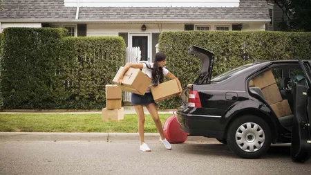 27,7 ani este vârsta medie la care românii se mută din casa părinților, cea mai scăzută din ultimul deceniu. Diferența între vârsta bărbaților și femeilor la momentul deciziei este una semnificativă