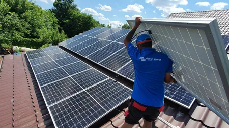 Guvernul, piedica românilor care vor să producă energie verde prin panouri fotovoltaice. Expert în energie: „O decizie politică complet incoerentă”