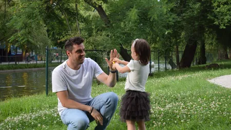 Cum se schimbă viața unui copil dacă tatăl este implicat. Doar 10 minute pe zi și lucrurile se pot modifica radical