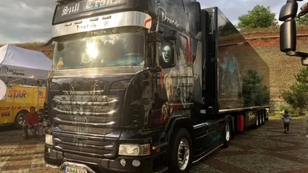 FOTO| Șoferul român care și-a „draculizat” tirul cu 70.000 de euro și doarme într-un sicriu alb. Imaginile de senzație au ajuns virale pe tot internetul