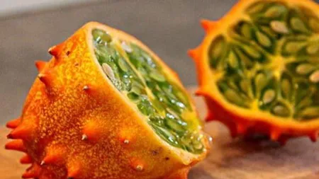 Cât costă kiwano, castravetele ţepos cu gust de kiwi şi banană, bogat în vitamina C şi fier. Ce efecte benefice are pentru organism