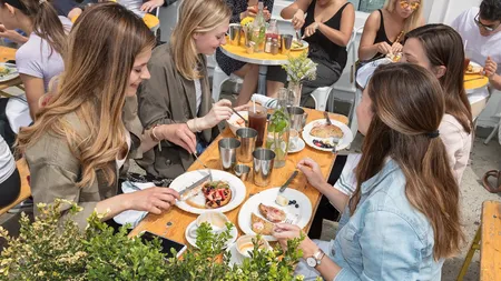 Românii au găsit soluția să nu mai plătească la restaurant: au asupra lor pliculețe cu păr pe care îl pun în mâncare