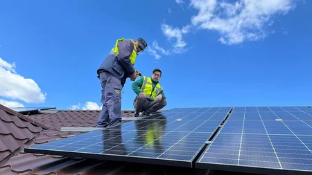 ANRE: Investițiile prosumatorilor, taxate sau blocate dacă depășesc o capacitate de producţie de peste 8% din puterea totală instalată a României. Măsura, menită să prevină problemele din rețeaua de distribuție