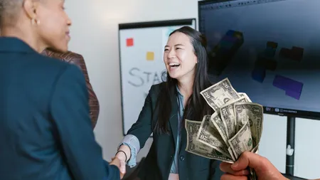 Cum putem aduce investitori străini în România. „Avem încă o forţă de muncă competitivă, calificată şi care nu este scumpă comparativ cu celelalte ţări europene”