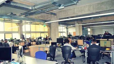 Riscul de a rămâne fără loc de muncă, scăderea salariului și creșterea volumului de muncă, principalele temeri ale angajaților români