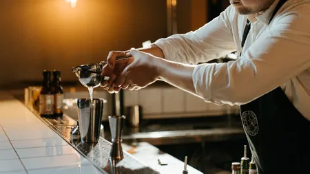 Ce sume de bani a ajuns să încaseze un barman? „Un barman a ajuns să câştige şi peste 10.000 de lei pe lună, dar dacă îl superi cu ceva, a doua zi nu mai vine”