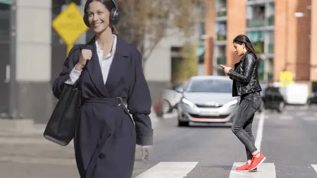 Cod Rutier 2023. Amenzi uriașe pentru pietonii care traversează strada cu ochii în telefon și cu muzică în căști