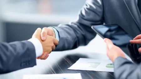 Antreprenorii români, sufocați de birocrație: Un an de așteptare pentru vizele muncitorilor străini