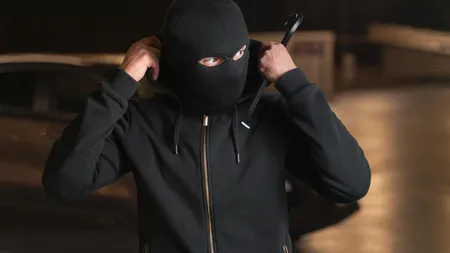 A crezut că a dat lovitura, dar a fost prins imediat! Încercarea eșuată a unui hoț român care a încercat să jefuiască un cuplu din Italia