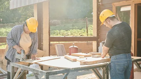 Cât câștigă un român în Elveția ca muncitor necalificat în construcții. Ai 10 săptămâni de vacanță