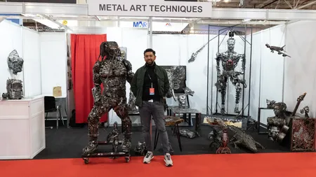 Un bucureștean câștigă până la 15.000 de euro din vânzarea statuilor făcute ”din ce aruncă alții”. Cum l-a ajutat pandemia pe afacerist