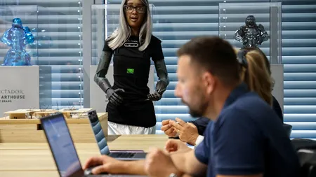 Mika, primul CEO robot cu inteligență artificială. Conduce o fabrică de băuturi alcoolice