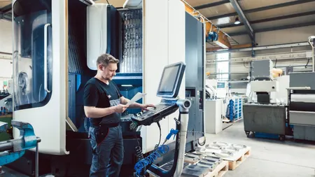 Ce presupune jobul de operator CNC. Este din ce în ce mai căutat și nu ai nevoie de studii superioare. Ce salariu se oferă