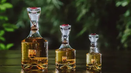 Cu cât se vinde pălinca de prune pe Amazon. Producătorii români au dat lovitura: Încercați tăria românească de înaltă calitate