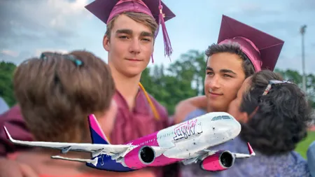 Majoritatea tinerilor părăsesc țara după terminarea liceului. Condițiile precare oferite de România, principalul factor determinant: „Nu ne permitem să mâncăm nici măcar decent”