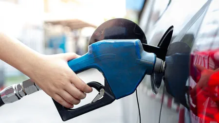 Combustibilul, din ce în ce mai scump în Ungaria. Șoferii maghiari vin în România pentru a face plinul